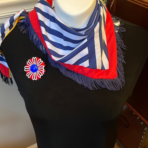 Vintage 1960s red, white and blue enameled flower pin - Picture 2 of 7